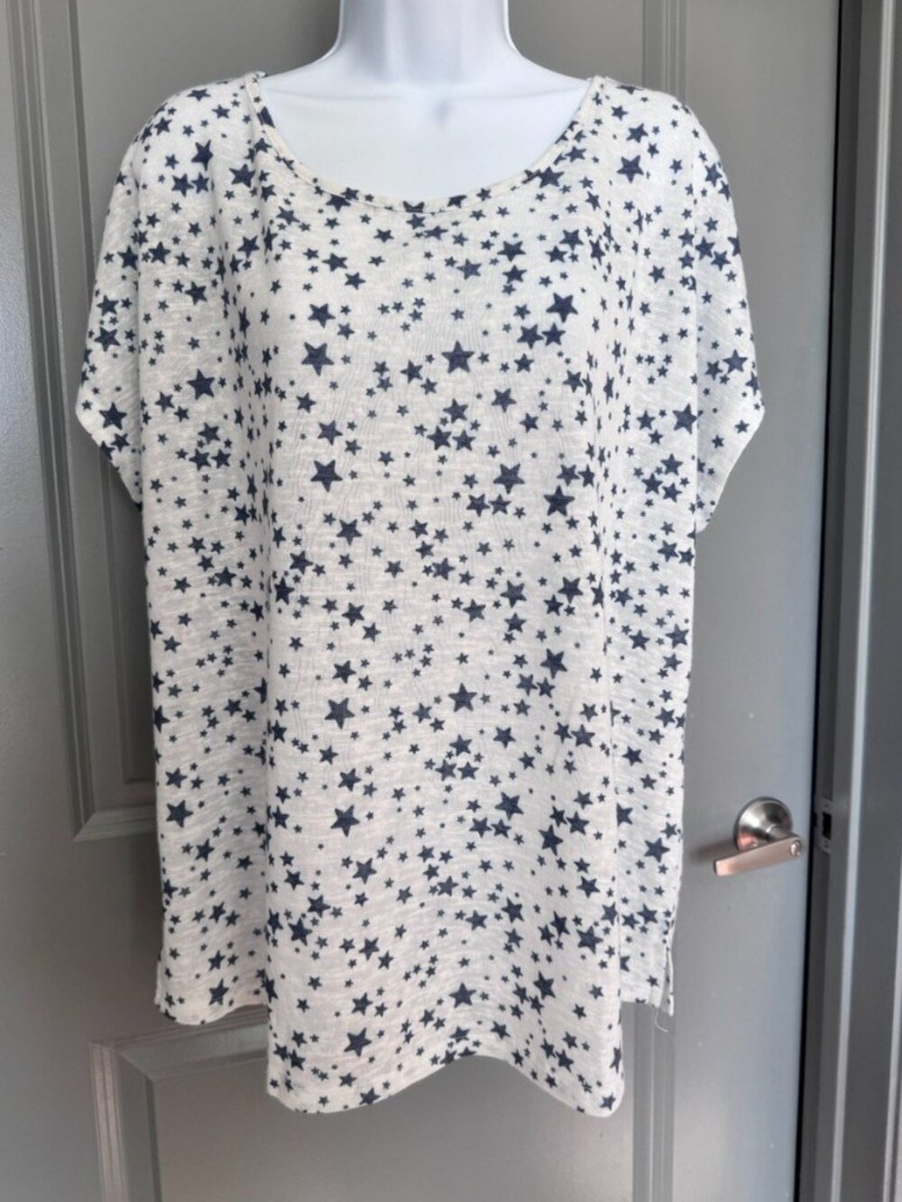 Women's blouse with a star print, white with blue stars, size XL